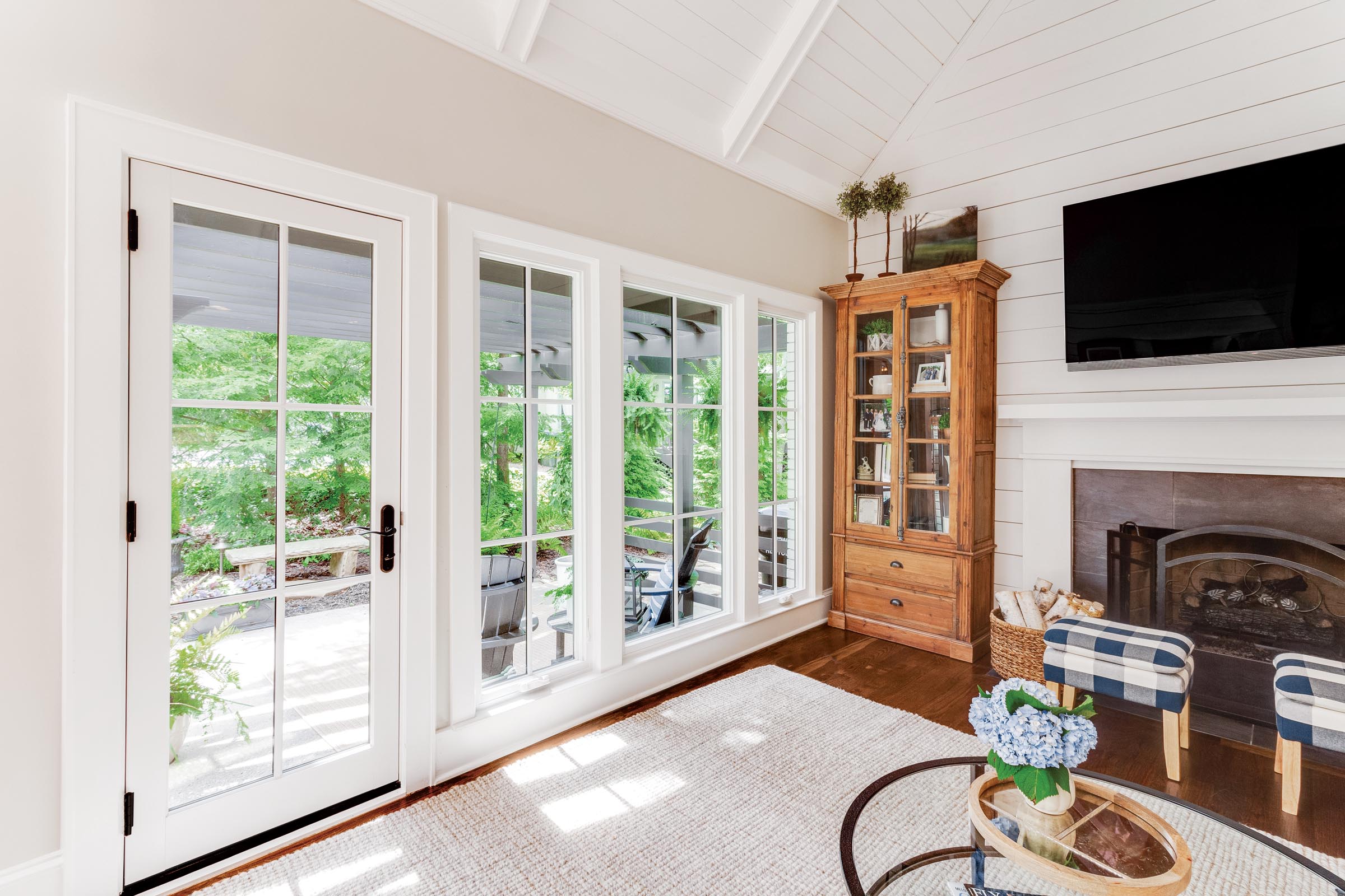  8 Expert Tips for Choosing the Perfect Living Room Windows